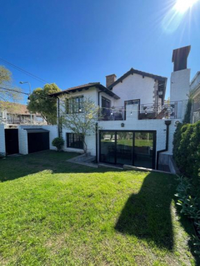 Comfortable casa con quincho y jardin en Los Troncos